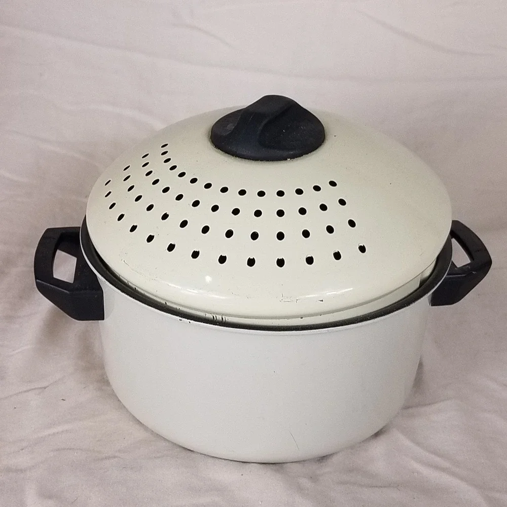 Enamel 2Q Stock Pot NWOT Medium Cream Strainer Locking Lid Retro